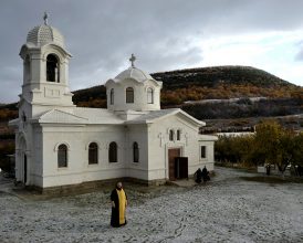 Восстановленный храм св. апостола и евангелиста лука в греческой деревне Лаки.